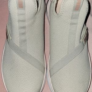 Woman's puma sneakers